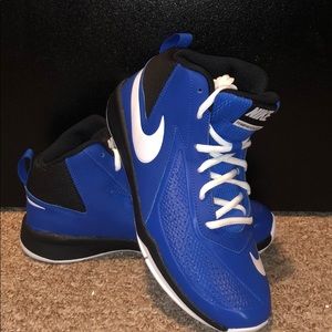 NWOT Boys Team Hustle D7 blue and white sneakers.